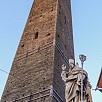 Foto: Statua con Torre - Piazza della Mercanzia  (Bologna) - 5